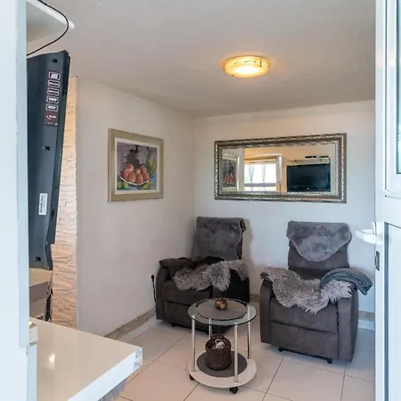 Apartment Helle Mit Meerblick Von Der Terrasse Trogir