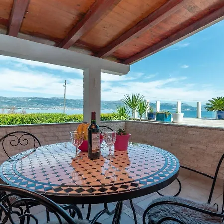 Apartment Helle Mit Meerblick Von Der Terrasse